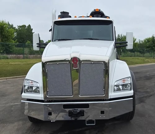Front view of 2026 TRUVAC HXX hydro excavator mounted on Kenworth chassis